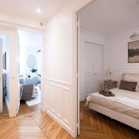 Golden Triangle 3br Haussmann Champs-elysees 公寓