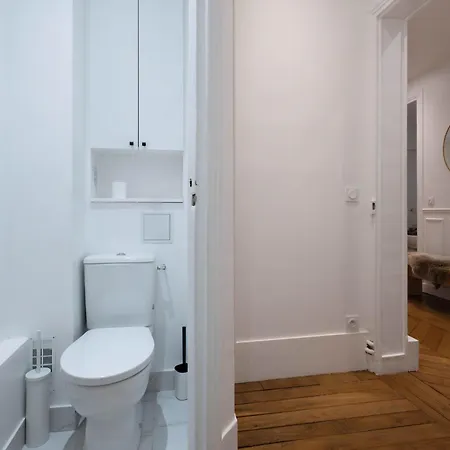 Lägenhet Golden Triangle 3br Haussmann Champs-elysees Paris