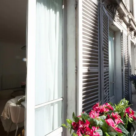 Golden Triangle 3br Haussmann Champs-elysees 公寓